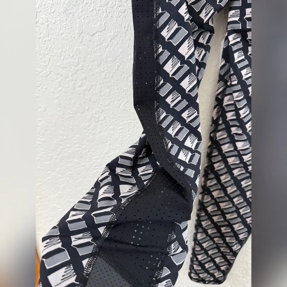Sweaty Betty Zero Gravity Leggings - Black and Gray Geometric - M